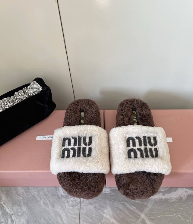 Miu Miu最新秋冬羊毛拖美拉德色系走秀款 出现在各大时装杂志封面 各路明星 小红书博主都在穿 ！全新复古上脚尤为惊艳到你的一款闭眼入都是不会后悔 搭配可咸可